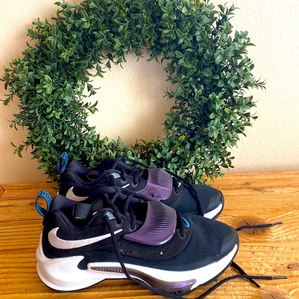 Women’s/Girl’s Nike basketball shoes size 6